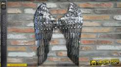 Grande paire d'ailes d'ange en métal, finition chromée vieil acier avec quelques reflets dorés et noirs, de style moderne, 80cm