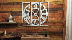 Grande horloge en métal version tryptique, finition blanche avec éclats de peinture, style vintage de 100x100cm