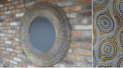 Grand miroir mural rond en métal finition vieux doré, esprit moucharabieh, ambiance orientale, glace biseautée, Ø93cm