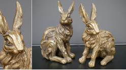 Série de deux statuettes en résine représentant deux lapins sauvages, finition dorées effet vieille patine, 19cm