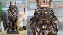 Grande représentation de lion majestueux en résine, finition bronze cuivré brillant, couronné et impérial, 54cm