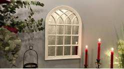 Miroir en forme de fenêtre arrondie, finition blanc laqué esprit ferronnerie extérieure ambiance campagne, 55cm