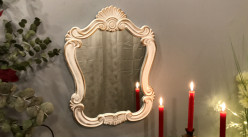 Miroir mural de style romantique finition blanc ancien et doré, encadrement en bois esprit shaby chic, 54cm