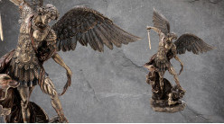 Archange Saint-Michel, grande représentation de l'ange repoussant les forces du mal, en résine finition dorée laiton vieilli, collection Terre des Dieux, 52cm