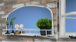 Miroir mural en métal de forme arrondie, ambiance vieille campagne, finition crème effet vieilli avec tablette d'appoint, 80cm