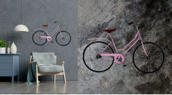 Vélo mural en métal, modèle féminin part la forme et la finition rose poudré, ambiance rétro romantique, 80cm