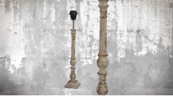 Pied de lampe en bois sculpté, modèle Castries de 47cm, finition naturelle blanchie décapée, ambiance classique indémodable
