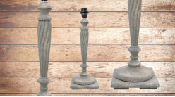 Pied de lampe en bois sculpté, modèle Asmara de 48cm, finition naturelle usée, ambiance bois tourné indémodable