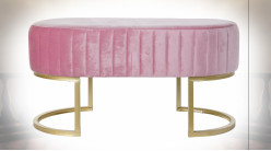 Bout de lit de style rétro en velours finition rose et pieds en métal dorés, 90cm
