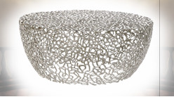 Table basse circulaire en aluminium ajouré finition argenté brillant ambiance moderne, Ø76cm