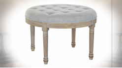 Bout de lit rond en lin capitonné gris clair et bois de caoutchouc finition naturelle blanchie ambiance classique, Ø70cm