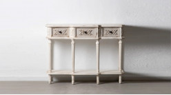 Console classique en bois sculpté, trois tiroirs et pieds tournés, finition blanc gris usé, 120cm