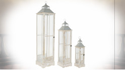 Série de 3 grandes lanternes en bois de sapin finition naturelle blanchie ambiance campagne chic, 142cm