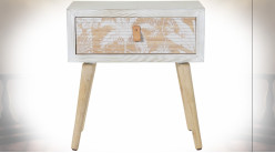 Table de chevet en bois et bambou finition blanche avec motifs de palmiers ambiance tropicale, 50.5cm