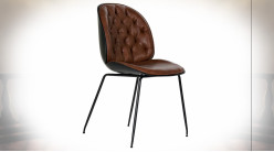 Chaise imitation cuir capitonné finition brun foncé, pieds en métal noir ambiance rétro, 86cm