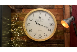 Grande horloge de 78cm de diamètre, encadrement en bois clair