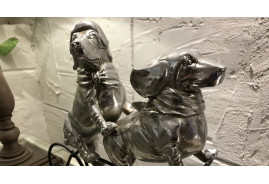 Statuette en résine représentant 2 chiens à vélo, ambiance chic et originale, noir et argent