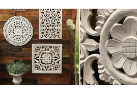 Panneau décoratif en bois sculpté finition blanc effet antique, formes de volutes et arabesques centrales