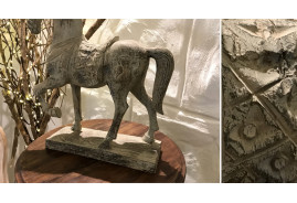 Sculpture en résine d’un cheval effet bois sculpté finition vieilli clair, 33cm de long