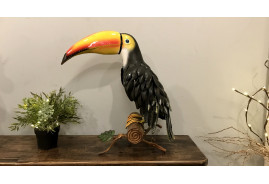 Grand toucan stylisé en métal peint pour décoration d’intérieur ou d’extérieur