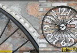 Horloge industrielle en métal, en forme d’ancienne roue de vélo à rayons finition métal oxydé