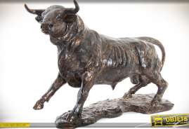 Grande statuette animalière représentant un taureau, réalisation en résine haute densité avec finition imitation bronze ancien.