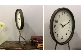 Horloge ovale à poser en métal doré vielli avec piètement en forme de pattes d’oiseaux palmées