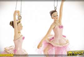 Série de trois danceuse de classique à suspendre, en résine finition colorée avec chainette de suspension, style enfantin, 12cm