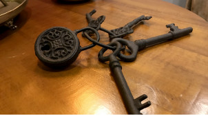 Trousseau de clés décoratives en fonte finition ancien, ambiance grand domaine viticole, 17cm