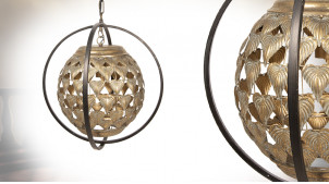 Suspension cage en métal avec sphère suspendue au centre habillée de feuille, finition doré antique et noir, Ø36cm