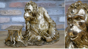 Statuette d'un orang-outan jouant aux échecs, en résine finition doré effet ancien, 35cm