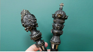 Série de 2 bouchons en résine et métal, formes d'anciens sceptres royaux, finition bronze vieilli, 17cm