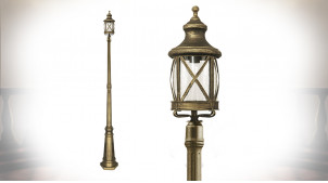 Lampadaire d'extérieur en aluminium finition bronze patiné doré, lanterne haute style vintage, 230cm