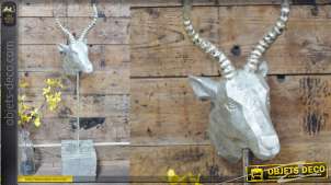 Trophée en résine monté sur socle en bois rustique, L'Antilope finition argent ancien, 46cm