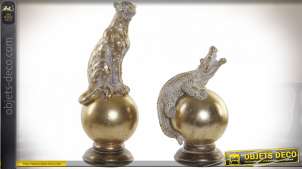 Série de deux décoration à poser en résine, thème animalier avec guépard et crocodile sur sphère, finition vieux doré, 22cm