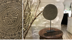 Déco en bois de suar sculptée style mandala sur base en métal noir, esprit ethnique