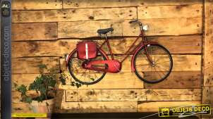 Deco murale vintage en métal, vélo rétro finition rouge brillant avec valisettes à l'arrière, 88cm