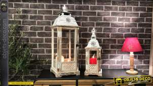 Série de deux lanternes carrées en bois finition blanchi et métal effet fissuré, style vieille campagne, 72cm