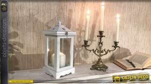 Petite lanterne en bois et métal finition blanc effet ancien, motifs romantiques et anneau de suspension, 33cm