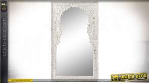 Grand miroir mural en bois patine blanche vieillie style romantique, 120 cm