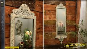 Miroir vertical avec encadrement en métal finition vieilli, effet écaillé crème ancien avec coquille baroque, 72cm