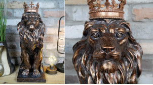 Grande représentation de lion majestueux en résine, finition bronze cuivré brillant, couronné et impérial, 54cm