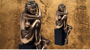 Pensive et Songeuse, représentation d'une femme nue assise sur un piédestal, en résine finition bronze doré, collection Nudités, 20cm