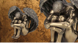 Ailé et oublié, représentation d'un ange masculin assis au sol, en résine finition bronze ancien, collection Nudités, 14cm