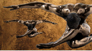 Beauté et horizontalité, représentation d'un homme aux bras tendus, en résine finition cuivrée bronze, collection Nudités, 44cm