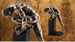 Lutte et courage, représentation d'un homme nu qui monte sur un piédestal, en résine finition noir et vieux bronze, collection Nudités, 34cm
