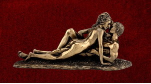 Intimité dévoilée, représentation d'un couple allongé, en résine finition vieux bronze et doré, collection Amoureux eternels, 27cm