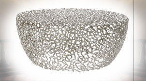 Table basse circulaire en aluminium ajouré finition argenté brillant ambiance moderne, Ø76cm