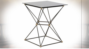 Table d'appoint en métal ajouré finition noire et reflets dorés, plateau en verre teinté ambiance moderne, 55cm