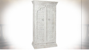 Grande armoire en bois de manguier sculpté finition blanc vieilli de style Indien, 190cm